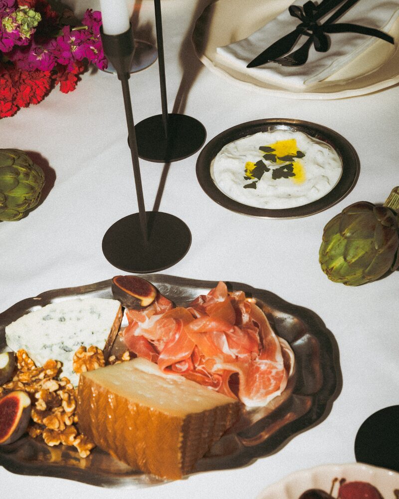 Gedeckter Tisch mit Käse und Antipasti
